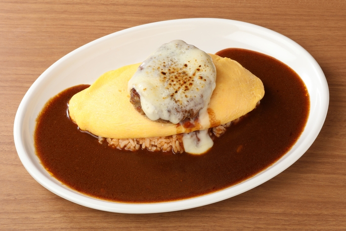 炙りチーズハンバーグオムライス(Rサイズ1,030円、Mサイズ1,130円)