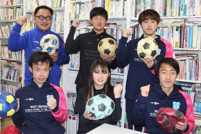 カンボジアにボールを届けるサッカー部員ら。後列左が林准教授