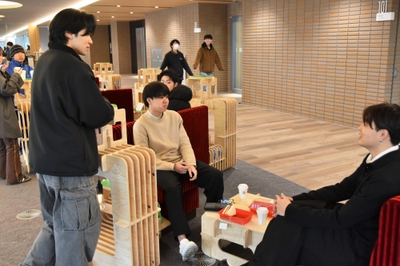 スリット家具の上部のテーブルを活用し、座っている人と立っている人でもコミュニケーション