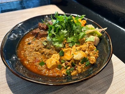 麻婆キーマカレー✖︎スパイシー鯖カレー✖︎黒酢ポークビンダル　３種全部盛り