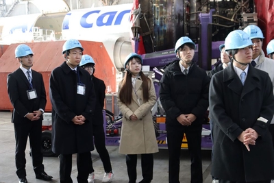 一言も聞き逃すまいと耳を傾ける学生たち