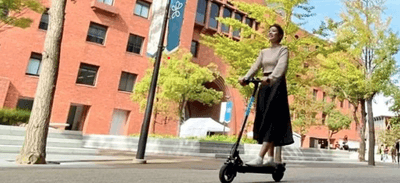 電動キックボードでキャンパス内を移動する様子