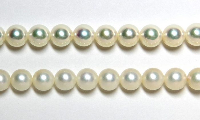 パールリフレッシャーによるパールクリーニングのビフォー(下)アフター(上)