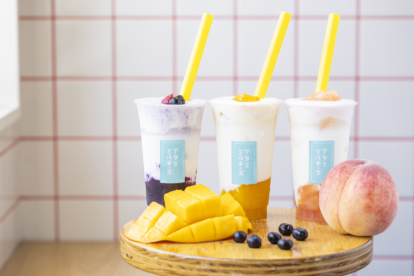 「夏のチーズドリンク」(ベリー/トロピカルマンゴー/ピーチ 各680円)