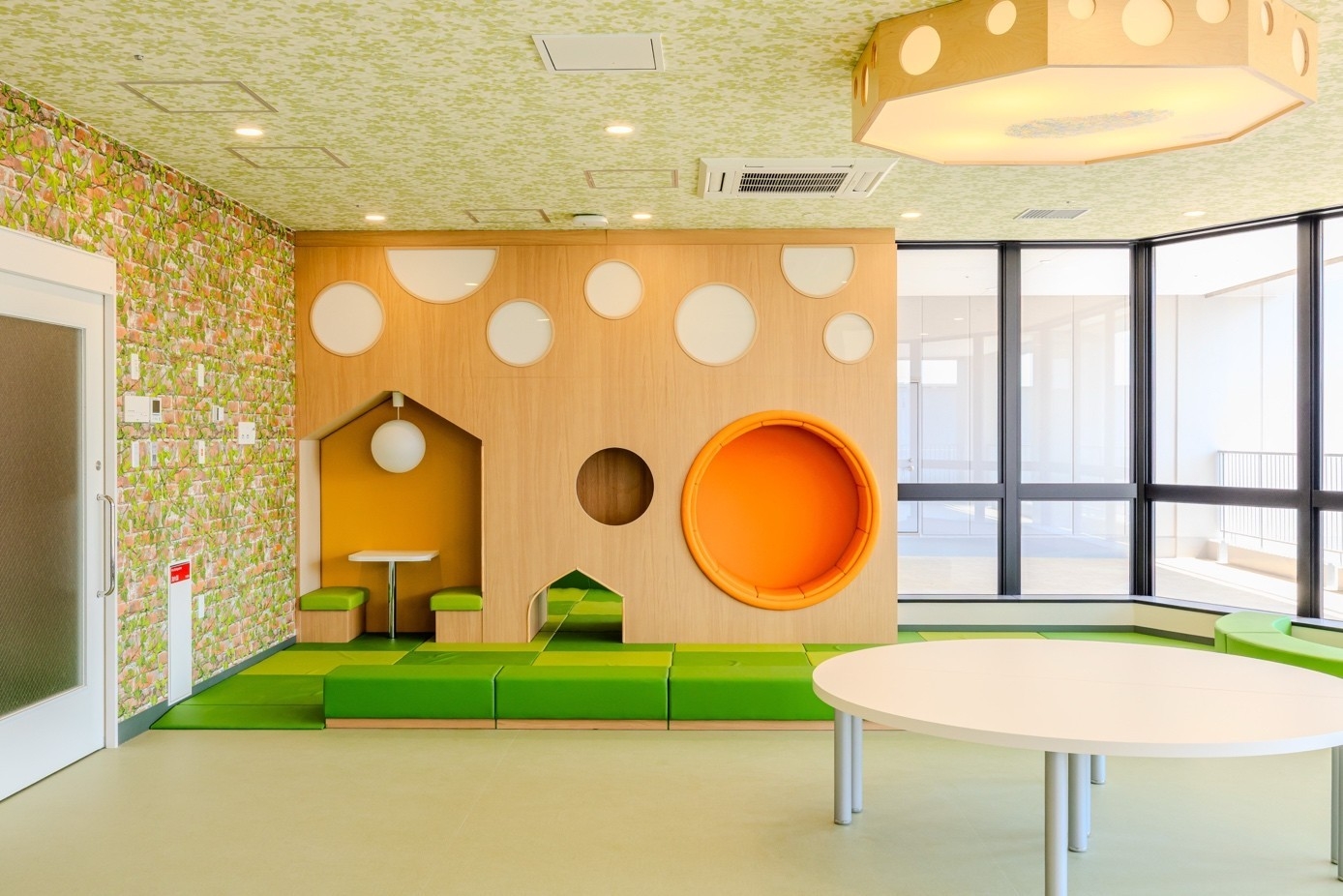 近大OB・阪神タイガース畠世周選手が近畿大学病院を初訪問 小児病棟に入院中の子供たちや家族とふれあう