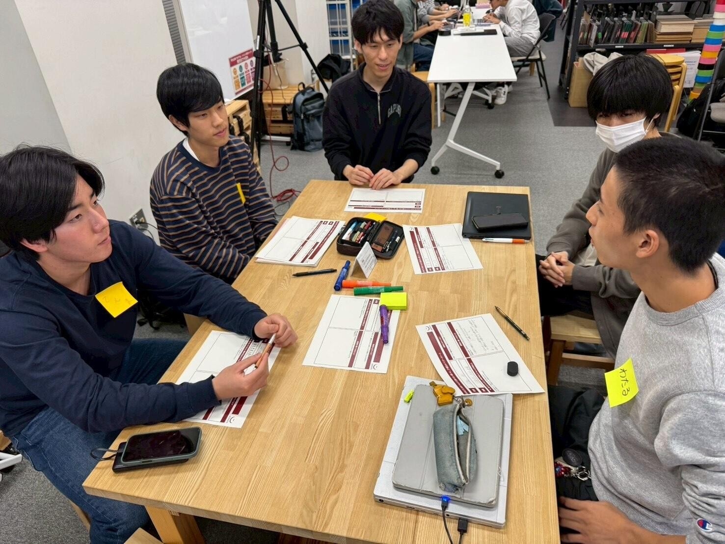 グループで自己紹介をする参加者