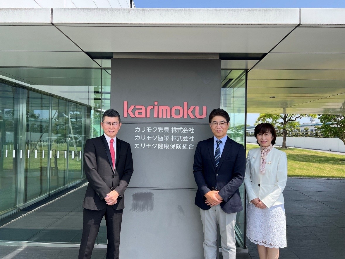 (写真左より) カリモク家具株式会社 取締役会長 加藤 英樹 様、パリミキ 代表取締役社長 恒吉 裕司、愛知子ども応援プロジェクト 代表理事 藤野 直子様