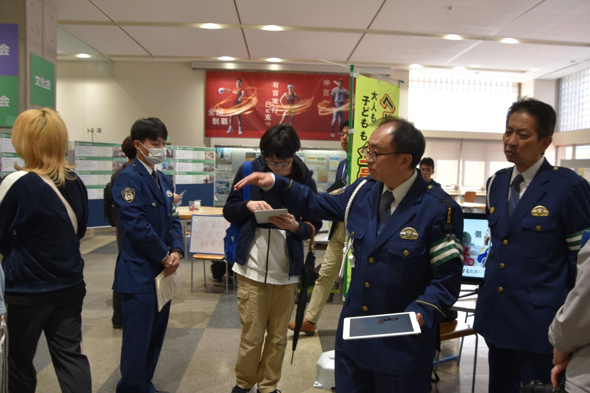 天白署の澤田署長(右端)も見守る