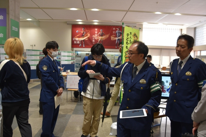 天白署の澤田署長(右端)も見守る