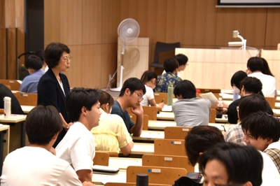 グループワークを見守る二神名誉教授
