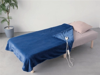 極上シルキータッチで「足ポカ快眠」を実現！ 「プレミアムフェイクファー電気毛布」にネイビーが新登場