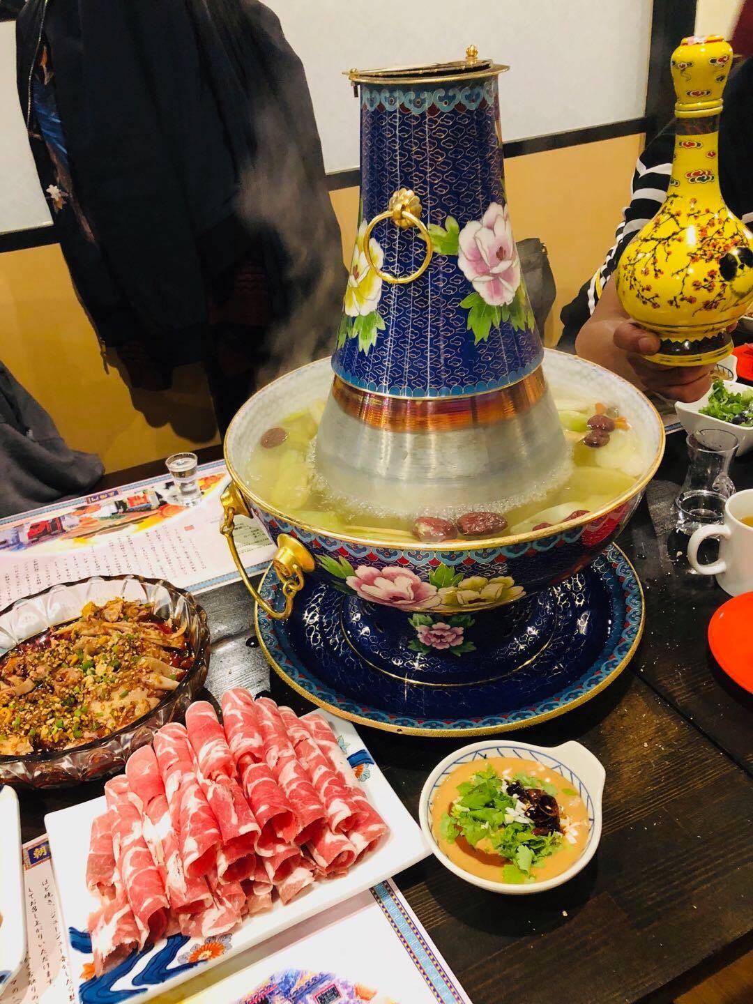 北京の宮廷で愛された景泰藍の火鍋でいただく 「羊肉のしゃぶしゃぶ 