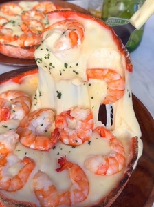 大ぶり海老と濃厚チーズを楽しめる一皿