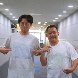 ザ・マミィ酒井の奥さまが、酒井に贈った“いいところ100個”をあしらったTシャツなど・・・GLOWDIA Podcast『続けてゆく、ザ・マミィ』の番組初のグッズ、発売開始！