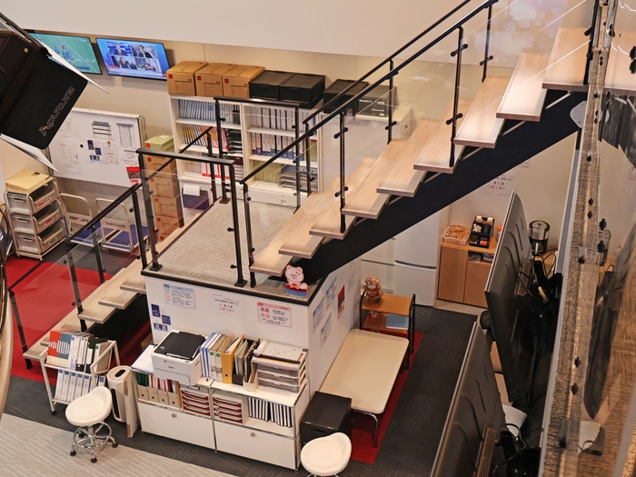 二本桁デザイン階段『TWO BEAM』と『スチール製オープン手摺』