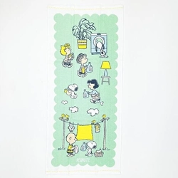 スヌーピーのふんわりガーゼタオル。スヌーピーのほのぼのデザインに見ているだけで癒されます。薄手で使い勝手がいいので毎日のタオルとして◎