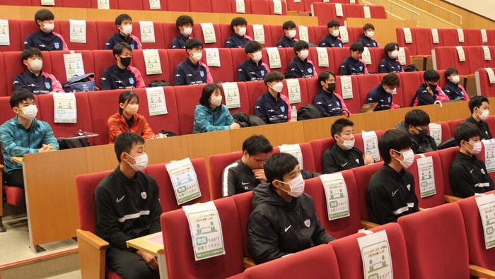 プレゼンに聞き入る理大FCのメンバーたち