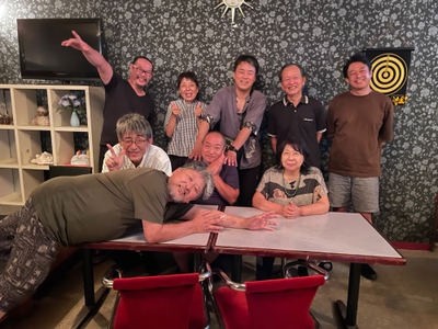 ▲ 山口育英奨学会との連携が決まった夜、町内唯一のスナックに集まったミラデメンバー。「難所をひとつ越えた」——喜びと覚悟が入り混じる一夜。