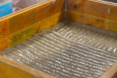 木枠に流す作業も時間をかけて手しごとで行う