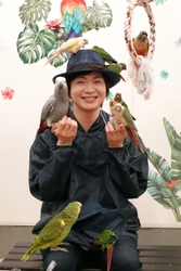 羽ばたく準備完了！  歌手・竹島 宏、新曲『小夜啼鳥(サヨナキドリ)の片思い』のリリースを記念して“鳥のいるカフェ”に訪問。無数の鳥に囲まれ歓喜！