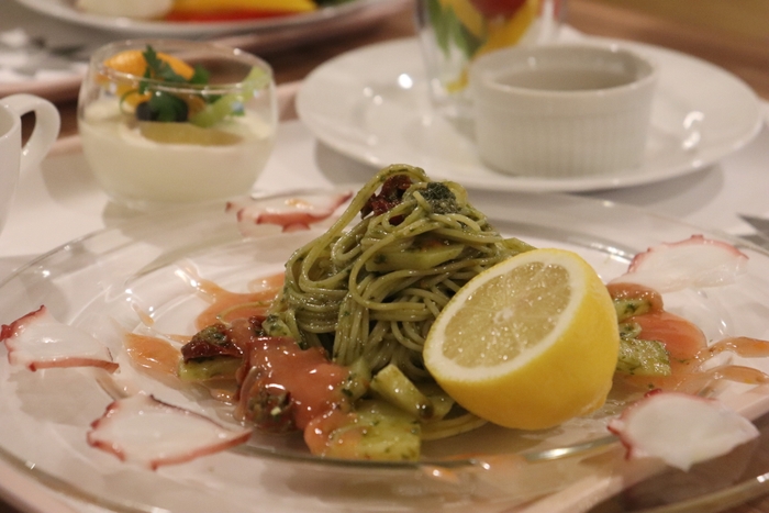 冷製カッペリーニ バジルとマダコのソース(学内のコンポストでできた堆肥で育てたハーブを使用)