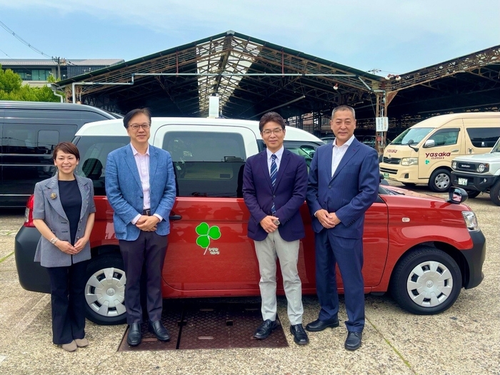 (写真左より) ママキラ☆プロジェクト 代表 上川里枝 様、京都こども宅食プロジェクト 代表 畑山博 様、パリミキ 代表取締役社長 恒吉 裕司、彌榮自動車 代表取締役社長 粂田晃稔 様