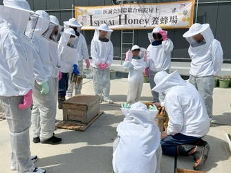 都会でリアルな養蜂体験。親子で学ぶ“ハチミツのひみつ”