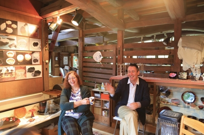 よき理解者で協力者のご主人クライブさんと自力で改造した古民家のアトリエ（輪島）にて