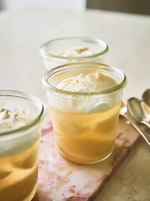 桃の缶詰でお手軽な「ピーチゼリー」。ガラス製のWECKだから、ゼリーとヨーグルトクリームの層も美しく