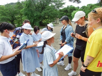 大阪信愛学院小学校「イングリッシュサマーキャンプ」を京都で開催　外国人観光客との交流で生きた英語を学ぶ