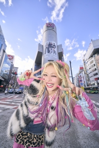 🄫双葉社『人間合格　エルフ荒川１stフォトエッセイ』（撮影／橋本憲和）