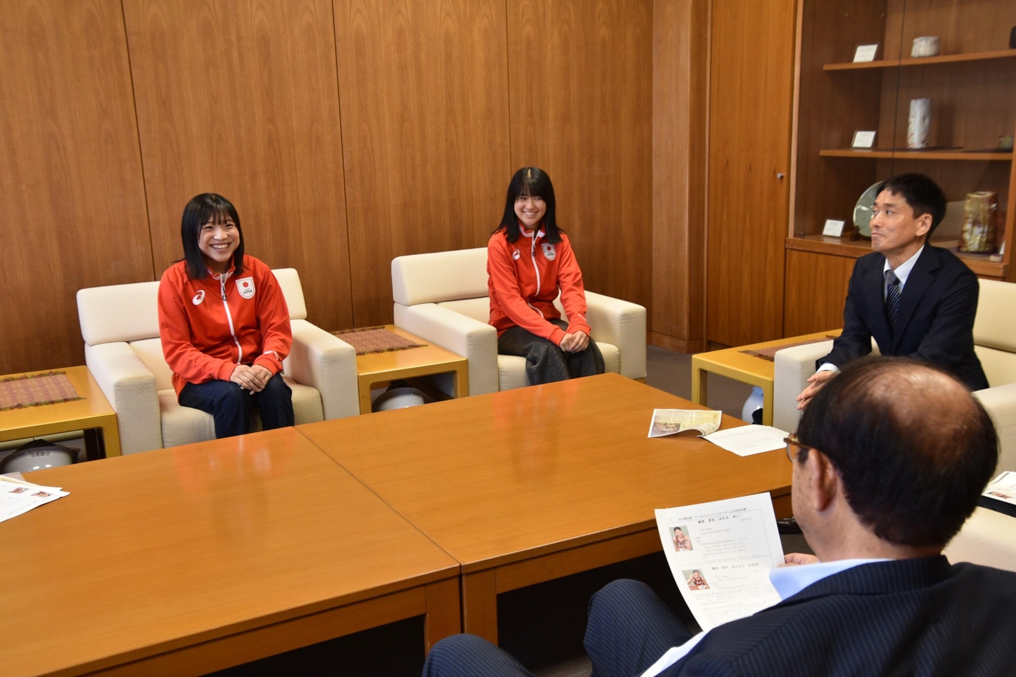 立花理事長(手前)らが激励