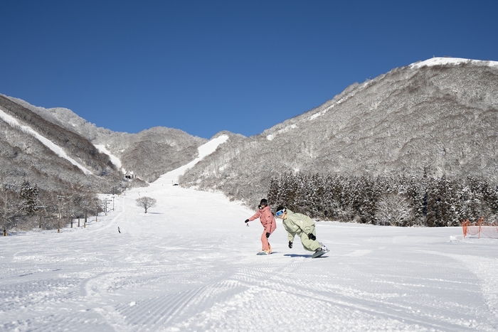 多くのコースが連結しワイドなホテル前の「池ノ田ゲレンデ」