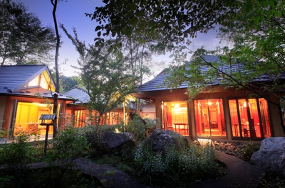 お食事会場「ダイニング コの字」。床暖房が導入されている