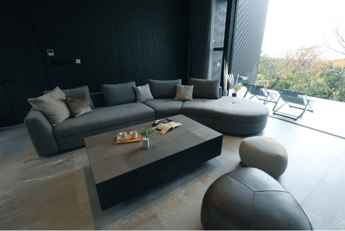 大人数でもゆったり過ごせるリビングルーム