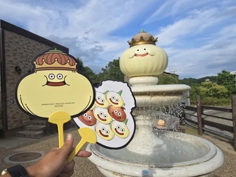  爽やかな風を巻き起こせ！ ニジゲンノモリ「ドラゴンクエスト アイランド」 夏限定ノベルティ「たまねぎキングうちわ」