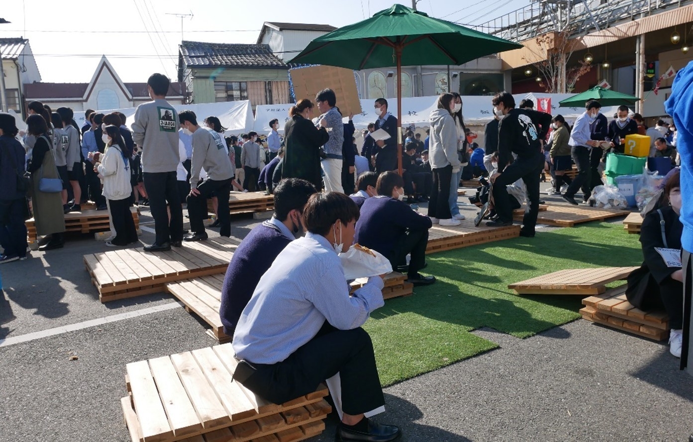 令和5年(2023年)の「まちなか学園祭」で近大生がデザインしたメイン会場