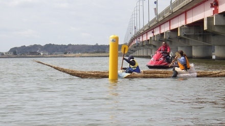 葦舟世界大会 レースの様子 3