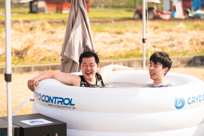 キンキンの水風呂もキャンプ場で