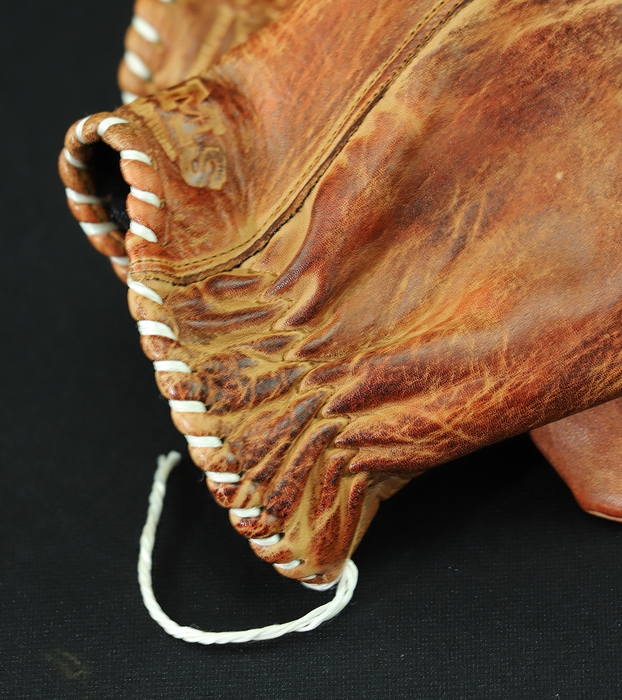 細部までこだわった本革グローブ