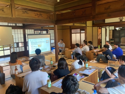 「文化のみち橦木館」でのゼミに臨む学生たち