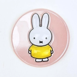 バッグやポーチのワンポイントに。ミッフィーのぷっくりったいバッジ。暖かみのある色とイラストが優しい雰囲気です。