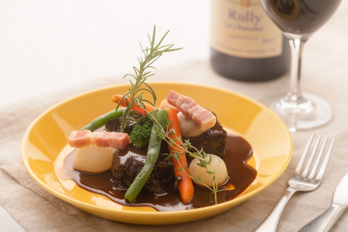 肉質や硬さに応じて3~5時間じっくり煮込む