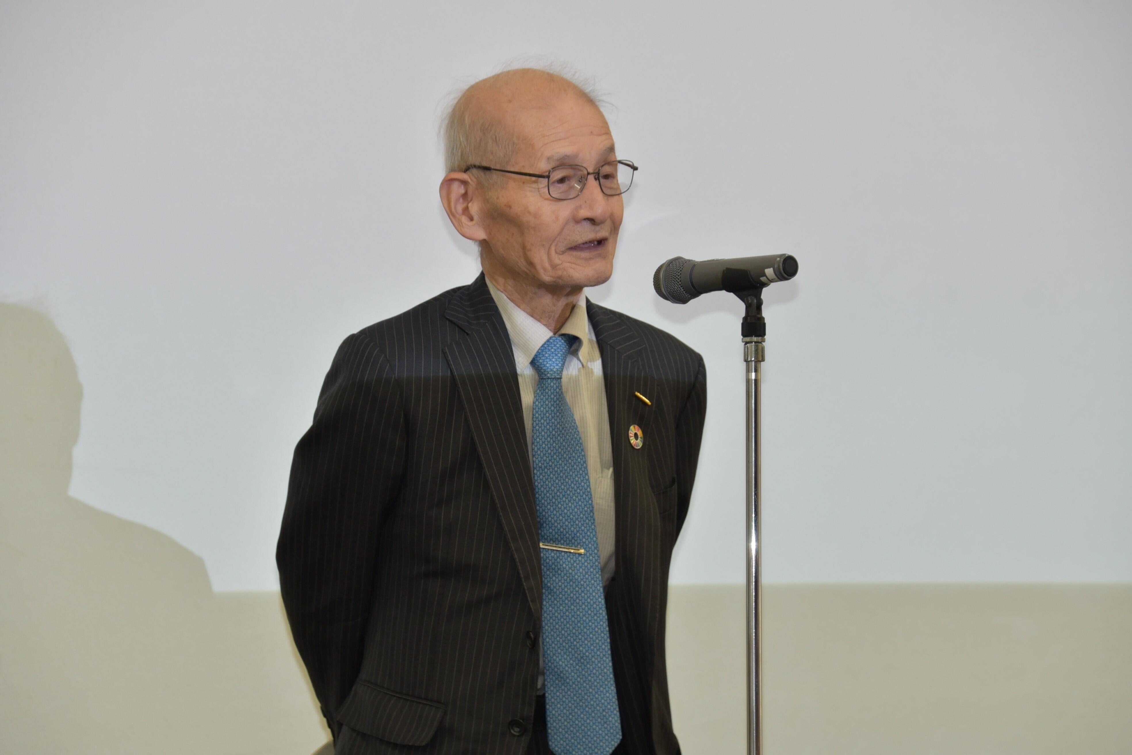 総評を述べる吉野終身教授