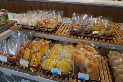 パンは15種類以上並ぶ