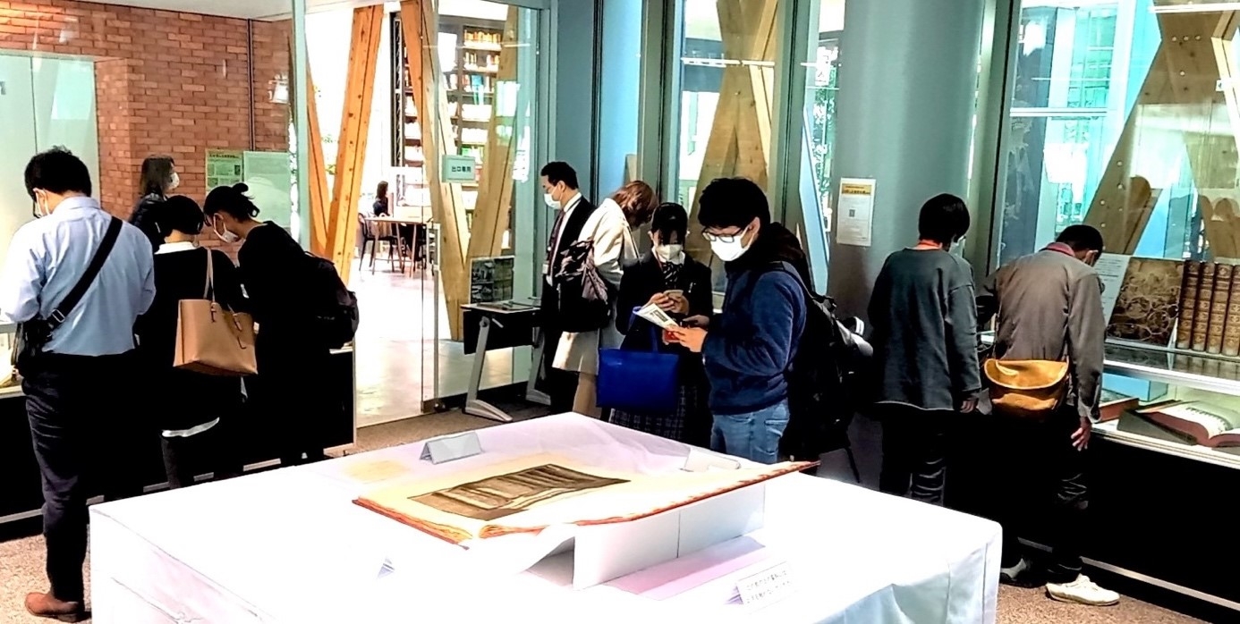 令和4年(2022年)に開催した、第27回 近畿大学中央図書館貴重書展の様子
