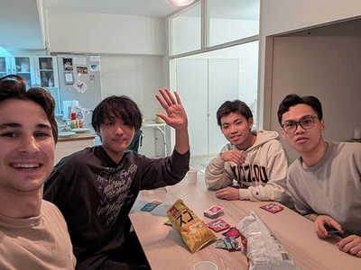高校生のとき、アメリカでホームステイを体験。 ホストファミリーとの写真です