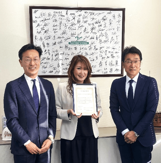 （写真左より） ●ムラタグループ :代表取締役社長 村田展隆 様 ●一般社団法人シングルマザーの幸せな生活研究所代表理事 柿木有紀 様 ●株式会社パリミキホールディングス 執行役員兼 株式会社クリエイトスリー 代表取締役社長 加山 雄治