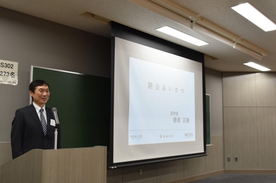 挨拶する勝浦副学長