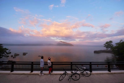 朝焼けに染まる十和田湖